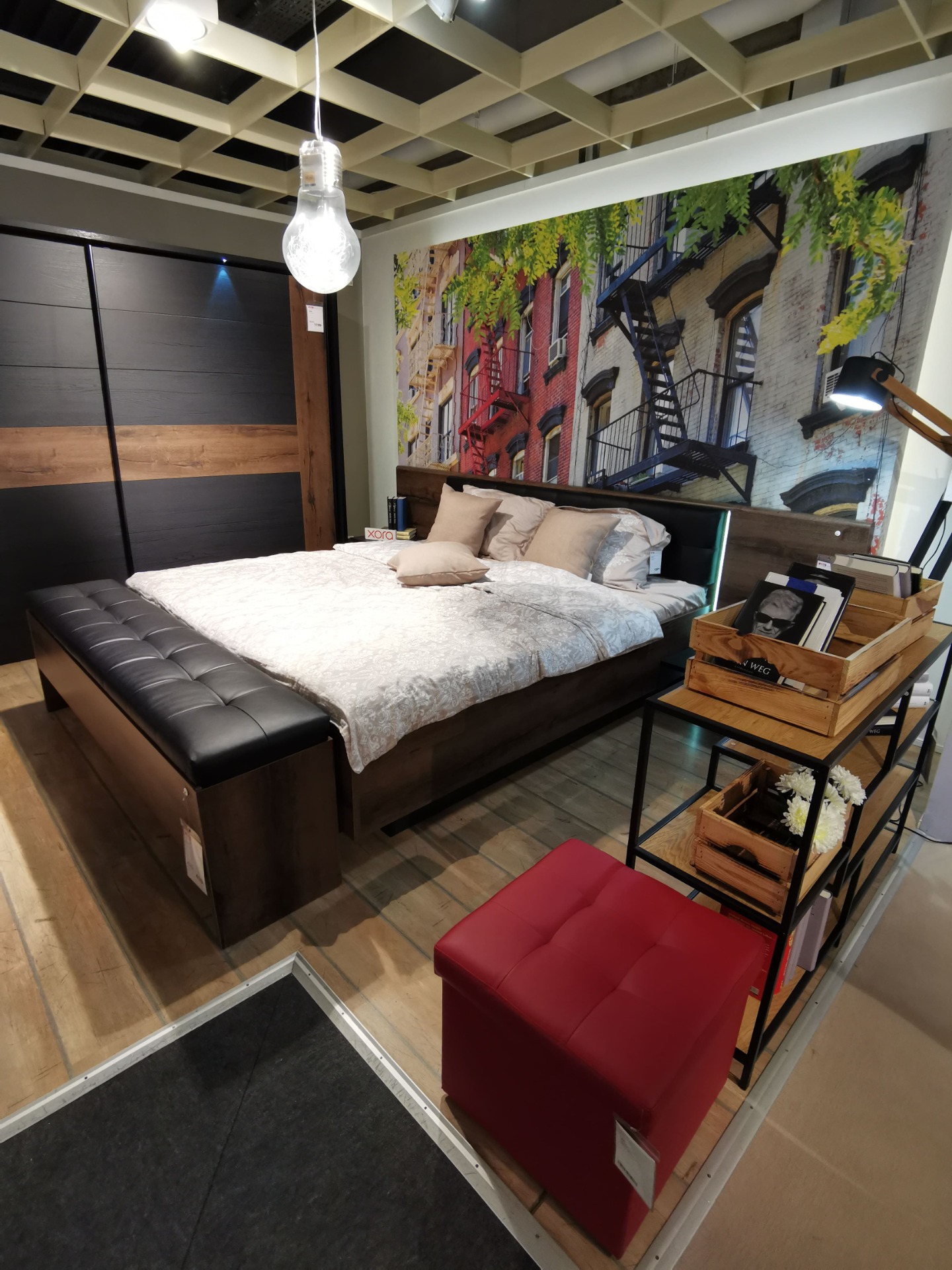 The Pros and Cons of Wallpapering Just One Wall